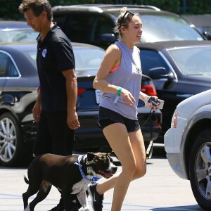 Exclusif - Miley Cyrus se promène avec une amie et leurs chiens respectifs à Calabasas, le 4 août 2015.