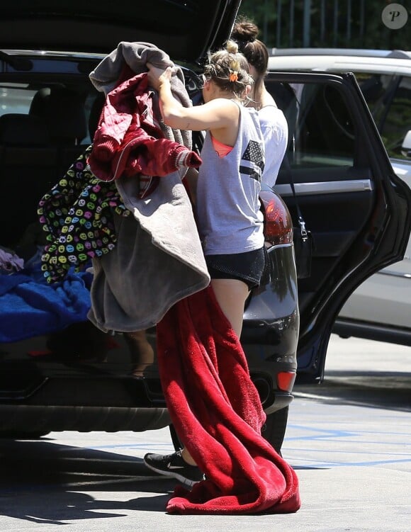 Exclusif - Miley Cyrus se promène avec une amie et leurs chiens respectifs à Calabasas, le 4 août 2015.
