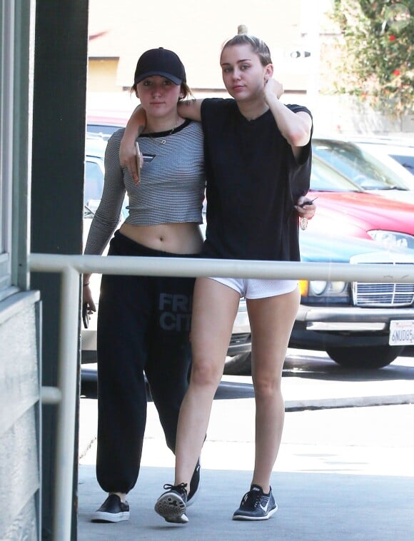 Miley Cyrus va déjeuner avec sa soeur Noah à Sherman Oaks le 29 juillet 2015. 