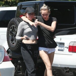 Miley Cyrus va déjeuner avec sa soeur Noah à Sherman Oaks le 29 juillet 2015. 