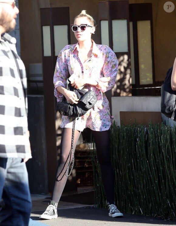 Miley Cyrus se rend dans un restaurant Japonais avec des amis à Studio City le 24 juillet 2015.
