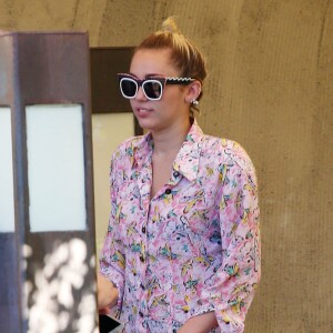 Miley Cyrus se rend dans un restaurant Japonais avec des amis à Studio City le 24 juillet 2015. 