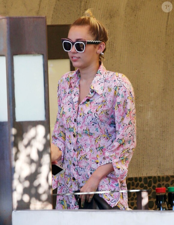 Miley Cyrus se rend dans un restaurant Japonais avec des amis à Studio City le 24 juillet 2015. 