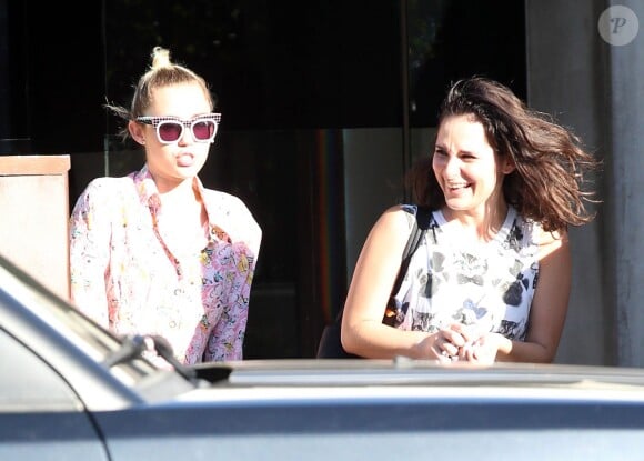 Miley Cyrus se rend dans un restaurant Japonais avec des amis à Studio City le 24 juillet 2015