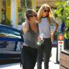 Miley Cyrus et sa compagne Stella Maxwell sont allées déjeuner au restaurant, le 12 juillet 2015 