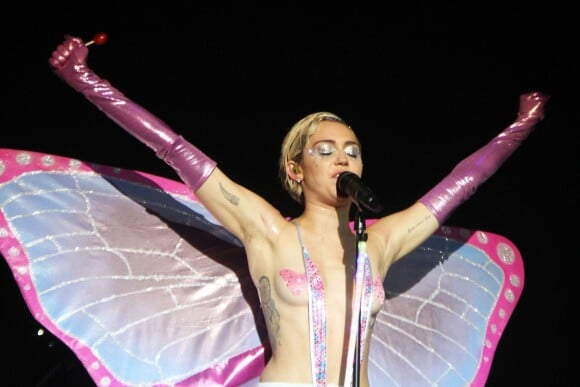 Miley Cyrus dénudée sur scène pour son concert lors de la soirée Adult Swim Upfront au Terminal 5 à New York le 13 mai 2015