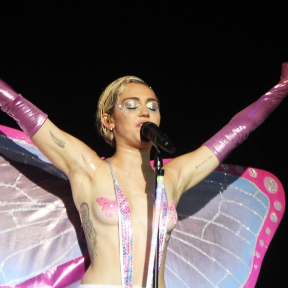 Miley Cyrus dénudée sur scène pour son concert lors de la soirée Adult Swim Upfront au Terminal 5 à New York le 13 mai 2015