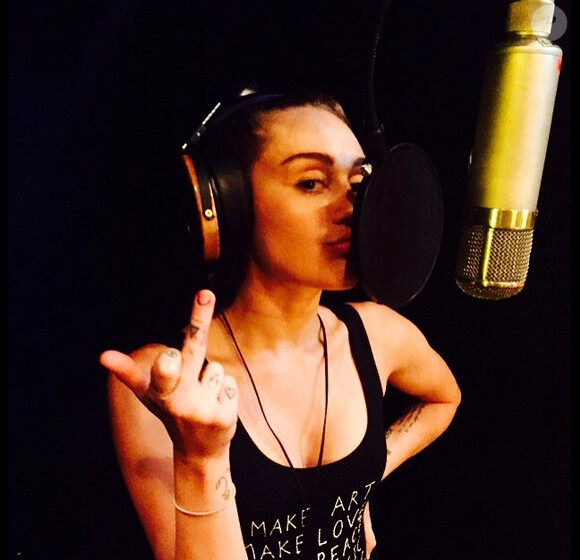 Miley Cyrus en studio / photo postée sur le compte Instagram de la chanteuse au mois d'août 2015