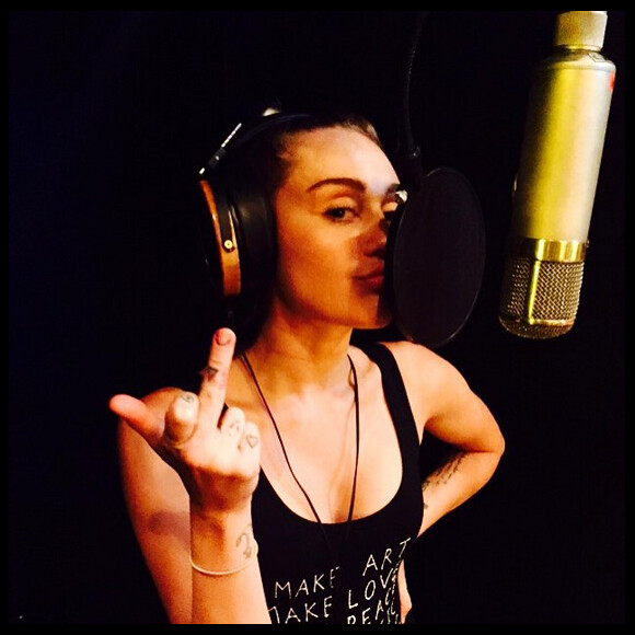 Miley Cyrus en studio / photo postée sur le compte Instagram de la chanteuse au mois d'août 2015