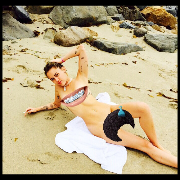 Miley Cyrus nue à la plage / photo postée sur le compte Instagram de la chanteuse au mois d'août 2015