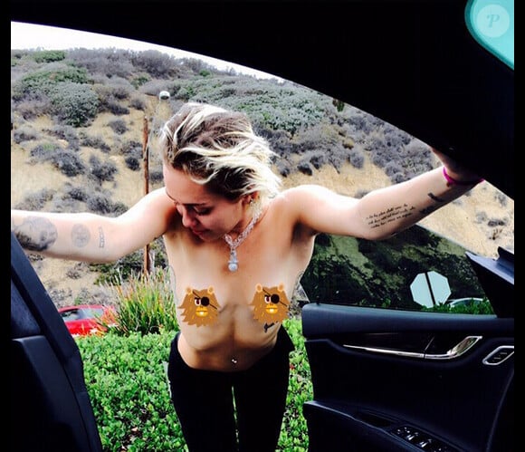 Miley Cyrus topless / photo postée sur le compte Instagram de la chanteuse au mois d'août 2015