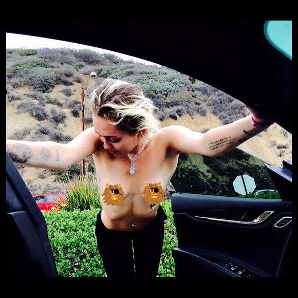 Miley Cyrus topless / photo postée sur le compte Instagram de la chanteuse au mois d'août 2015