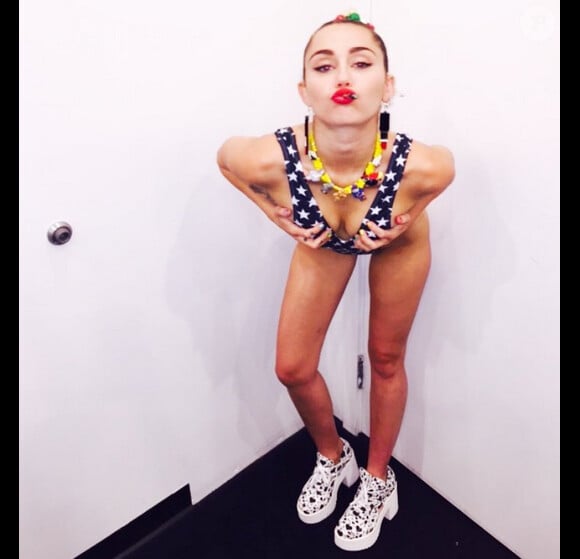 Miley Cyrus pose en body / photo postée sur le compte Instagram de la chanteuse au mois d'août 2015
