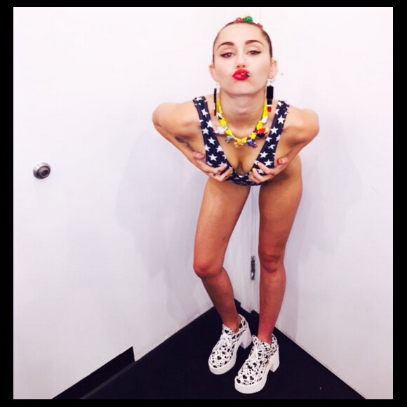 Miley Cyrus pose en body / photo postée sur le compte Instagram de la chanteuse au mois d'août 2015