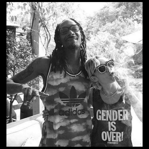 Miley Cyrus et Snoop Dogg fument un joint / photo postée sur le compte Instagram de la chanteuse au mois d'août 2015