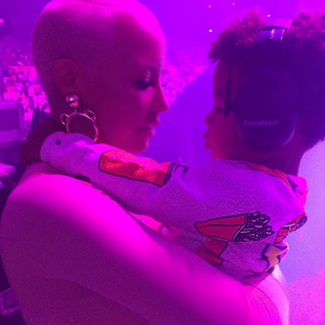 Amber Rose et son fils Sebastian assistent au dernier concert de la tournée "The Boys of Zummer" de Wiz Khalifa (et du groupe Fall Out Boy) à l'Hollywood Bowl. Los Angeles, le 10 août 2015.