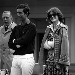 Le prince Charles et Lady Sarah Spencer, grande soeur de Diana, en août 1977 lors d'un match de polo dans le Windsor Great Park.