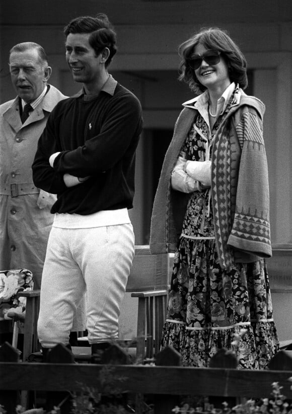 Le prince Charles et Lady Sarah Spencer, grande soeur de Diana, en août 1977 lors d'un match de polo dans le Windsor Great Park.