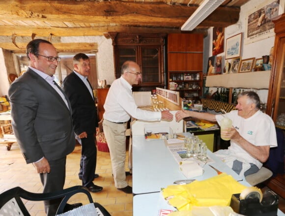 Eclusif : François Hollande a fêté son anniversaire à Aiguines dans le Haut-Var, le 12 août 2015. Il est allé au restaurant pour l'occasion avec ses amis dont le ministre de l'Intérieur Bernard Cazeneuve.