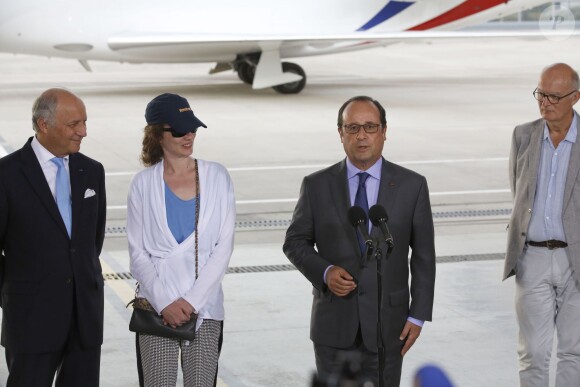 Isabelle Prime, son père, François Hollande, Laurent Fabius. Au lendemain de sa libération, Isabelle Prime, l'ex-otage détenue pendant cinq mois au Yémen, est accueillie à son retour en France par le Président de la République sur la base militaire de Vélizy Villacoublay. Le 7 août 2015.