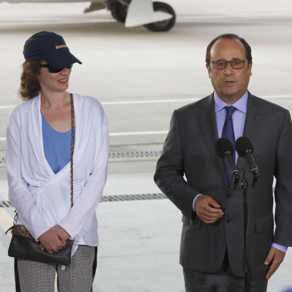 Isabelle Prime, son père, François Hollande, Laurent Fabius. Au lendemain de sa libération, Isabelle Prime, l'ex-otage détenue pendant cinq mois au Yémen, est accueillie à son retour en France par le Président de la République sur la base militaire de Vélizy Villacoublay. Le 7 août 2015.
