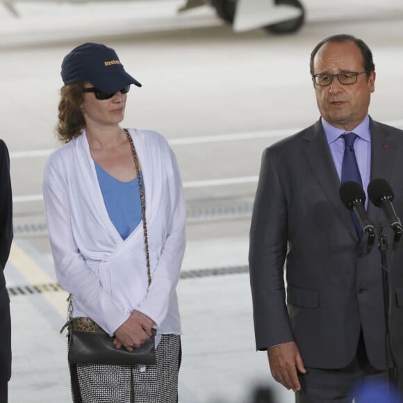 Isabelle Prime, son père, François Hollande, Laurent Fabius. Au lendemain de sa libération, Isabelle Prime, l'ex-otage détenue pendant cinq mois au Yémen, est accueillie à son retour en France par le Président de la République sur la base militaire de Vélizy Villacoublay. Le 7 août 2015.