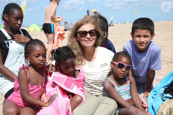 Valérie Trierweiler participe aux activités avec les enfants sur la plage de Ouistreham lors de la "Journée des oubliés des vacances", le 20 août 2014.