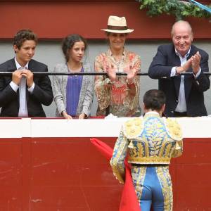 Le roi Juan Carlos Ier d'Espagne, l'infante Elena et ses deux enfants Felipe et Victoria assistaient le 13 août 2015 au grand retour de la corrida dans les arènes d'Illumbe, à San Sebastian, après trois années d'interdiction.