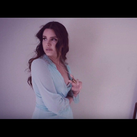 Le clip du nouveau single High By The Beach de Lana Del Rey vient de sortir sur Youtube - août 2015