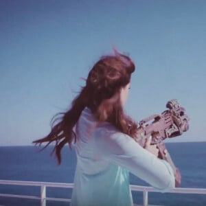 Le clip du nouveau single High By The Beach de Lana Del Rey vient de sortir sur Youtube - août 2015