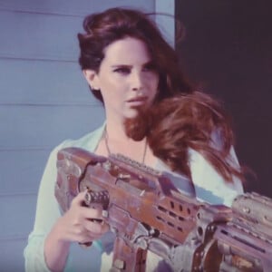 Le clip du nouveau single High By The Beach de Lana Del Rey vient de sortir sur Youtube - août 2015