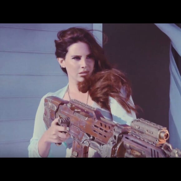 Le clip du nouveau single High By The Beach de Lana Del Rey vient de sortir sur Youtube - août 2015