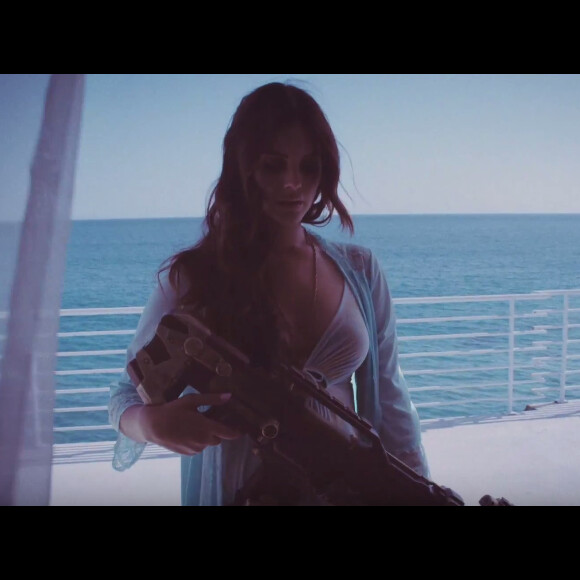 Le clip du nouveau single High By The Beach de Lana Del Rey vient de sortir sur Youtube - août 2015