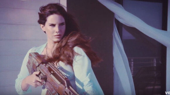 Lana Del Rey sort les armes dans High by the beach, harcelée par les paparazzi