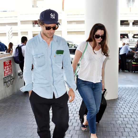 Lana Del Rey et son compagnon Francesco Carrozzini prennent un avion à Los Angeles le 30 juillet 2015.  
