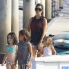 La ravissante Kourtney Kardashian emmène ses enfants Mason et Penelope faire un tour de bateau puis une promenade avec des amis à Los Angeles, le 15 août 2015.