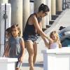 Kourtney Kardashian emmène ses enfants Mason et Penelope faire un tour de bateau puis une promenade avec des amis à Los Angeles, le 15 août 2015.