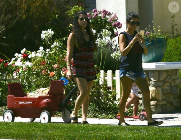 Kourtney Kardashian emmène ses enfants Mason et Penelope faire un tour de bateau puis une promenade avec des amis à Los Angeles, le 15 août 2015. Moment de complicité familial !