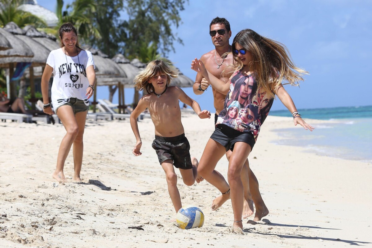 Photo Exclusif Véronika Loubry En Vacances Avec Son Mari Patrick Blondeau Et Leurs 2 Enfants 