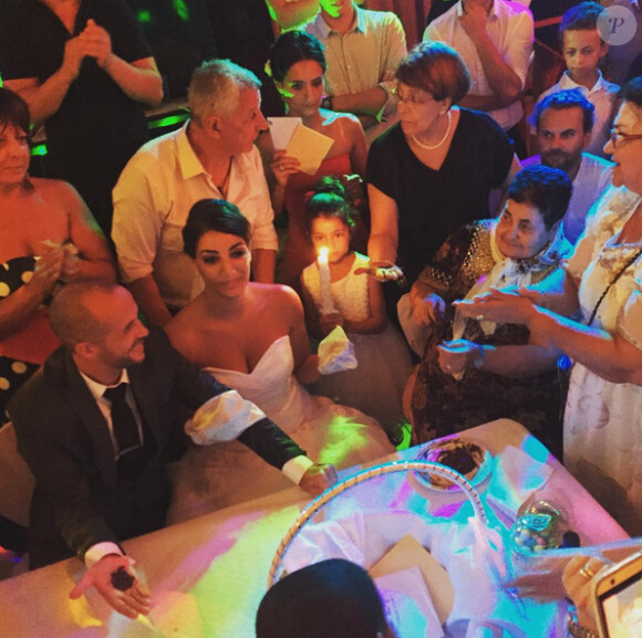 Julie Ricci (Secret Story 4) s'éclate au mariage d'amis pendant ses vacances d'été