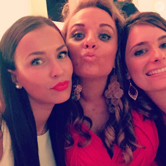 Julie Ricci (Secret Story 4) s'éclate au mariage d'amis pendant ses vacances d'été