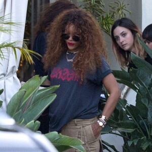 Rihanna à la sortie du restaurant Geoffrey's à Malibu, le 16 août 2015.