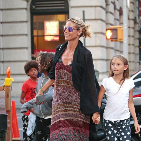 Heidi Klum et son ex compagnon Seal se sont retrouvés pour un diner en famille avec leurs enfants Leni, Henry, Johan et Lou à New York. Erna Gunther, la mère de Heidi Klum était présente. Le 9 aout 2015