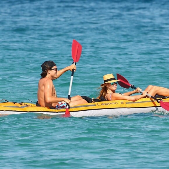 Heidi Klum et Vito Schnabel regagnent leur bateau en canoë pneumatique aprés avoir déjeuné au Club 55 à Saint-Tropez, le 22 Juillet 2015.