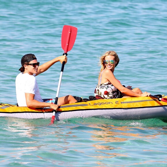 Heidi Klum et Vito Schnabel regagnent leur bateau en canoë pneumatique aprés avoir déjeuné au Club 55 à Saint-Tropez, le 22 Juillet 2015.