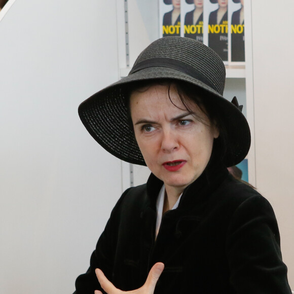 Amélie Nothomb - 35e salon du livre au parc des Expositions à la Porte de Versailles à Paris, le 20 mars 2015.