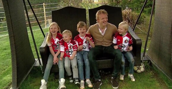 Dirk Kuyt annonce à ses enfants son retour aux Pays-Bas dans une vidéo postée le 18 août 2015