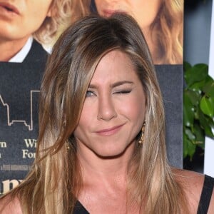 La jeune mariée Jennifer Aniston lors de l'avant-première du film Broadway Therapy (She's Funny That Way) à Los Angeles le 19 août 2015