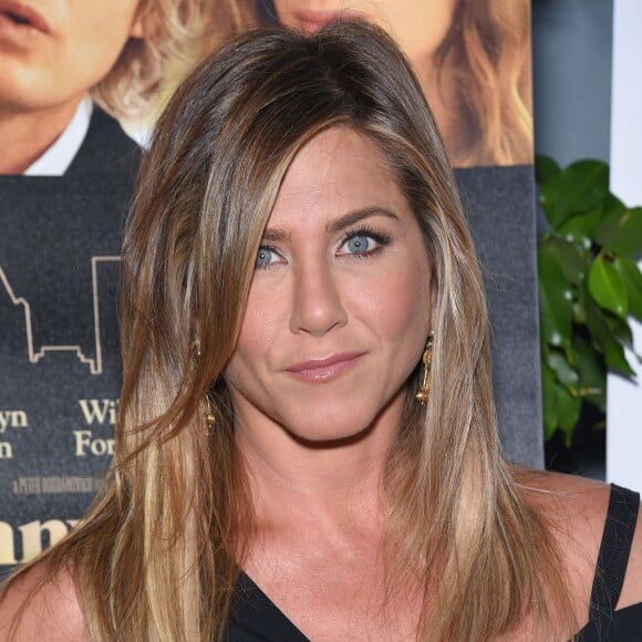 La jeune mariée Jennifer Aniston lors de l'avant-première du film Broadway Therapy (She's Funny That Way) à Los Angeles le 19 août 2015