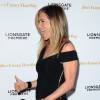 La jeune mariée Jennifer Aniston lors de l'avant-première du film Broadway Therapy (She's Funny That Way) à Los Angeles le 19 août 2015